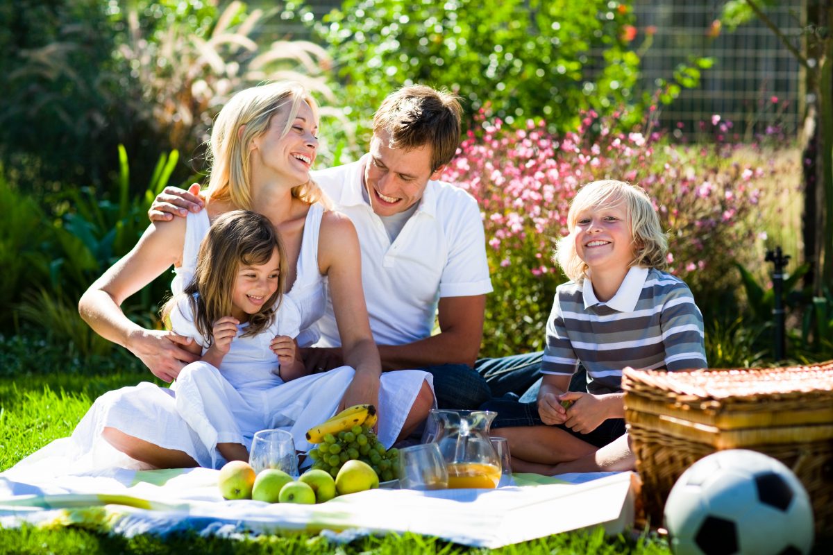 Family enjoying their pest-free garden in Fuengirola